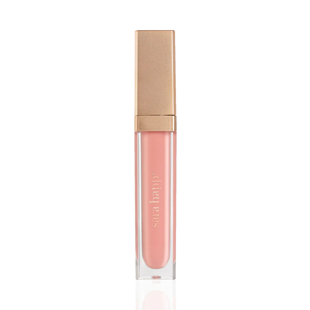 We removed all the dehydrating ingredients found in most lip glosses and replaced them with a trio of natural Jojoba, Sweet Almond, and Macadamia oils and polymers that your skin just drinks in.