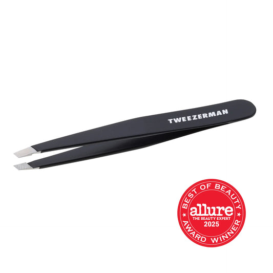 Grab every hair, every time with Tweezerman's classic Slant Tweezer. This award-winner features perfectly aligned, hand-filed tips to shape your brows with precision and ease, making it a must have in your beauty routine.